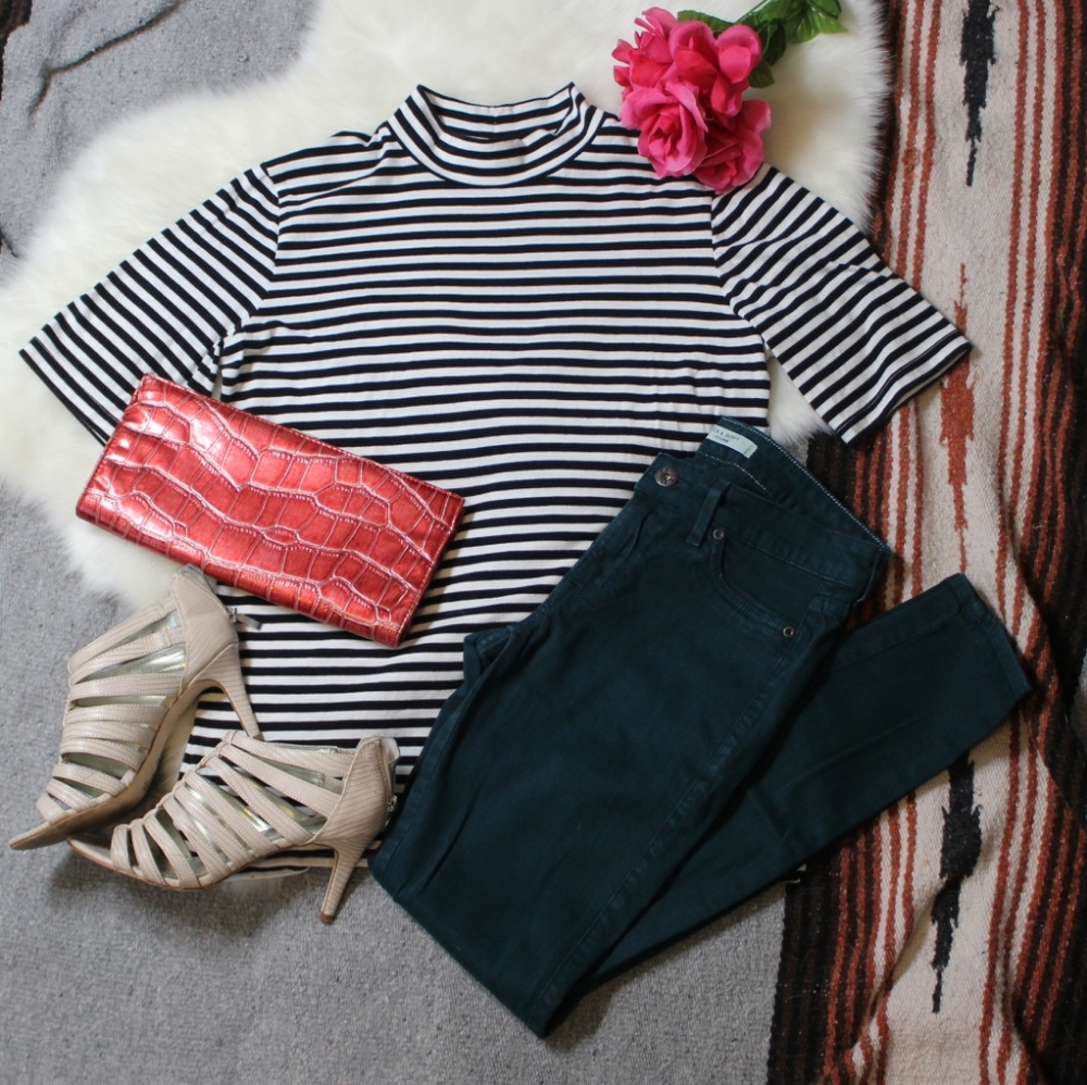 💜Banana Republic💜 Mock Turtleneck Tee